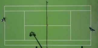 Las Reglas del Tenis Vista general de un partido de tenis profesional en pista dura