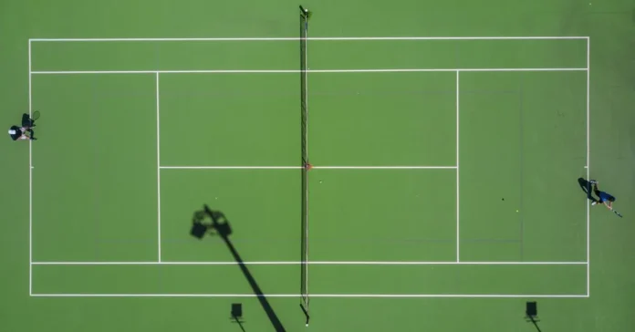 partido tenis pista dura Vista general de un partido de tenis profesional en pista dura