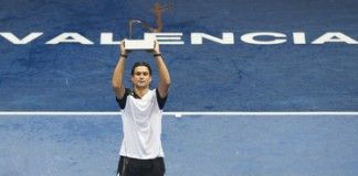 Ferrer no da lugar a sorpresas y se impone en casa david_ferrer_titulo_valencia_2010