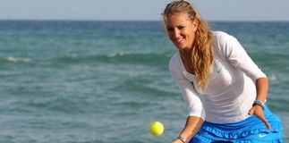 Azarenka descubre la playa marbellí azarenka_marbella