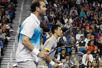 Djokovic y Sampras juntos en una pista de tenis sampras djokovic