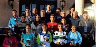 Guillermo García López entrega los trofeos del torneo benéfico que lleva su nombre garcia lopez trofeos