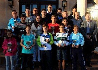 Guillermo García López entrega los trofeos del torneo benéfico que lleva su nombre garcia lopez trofeos