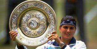Conchita Martínez estará en el 50 aniversario del Club Tenis Albacete Conchita Martínez con el trofeo de Wimbledon