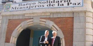 Manolo Santana ejerce de Rey Mago Manolo Santana y el Padre Angel