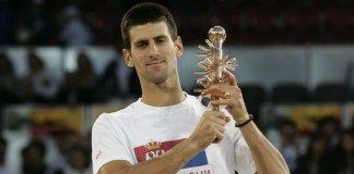 Novak Djokovic vuelve a la Caja Mágica Novak Djokovic con el Trofeo del Mutua Madrid Open 2011