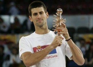 Novak Djokovic vuelve a la Caja Mágica Novak Djokovic con el Trofeo del Mutua Madrid Open 2011