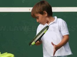 ¿A qué edad puede un niño empezar a jugar al tenis? Las Empuñaduras. Niño jugando al tenis