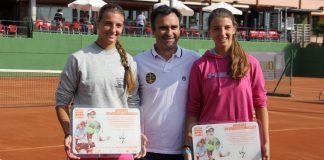 Ares Teixidó acompañará a su hermana gemela Aran a la fase final del Mutua Madrid Open Sub 16 Ares Teixidó y su hermana Aran con Alberto Berasategui