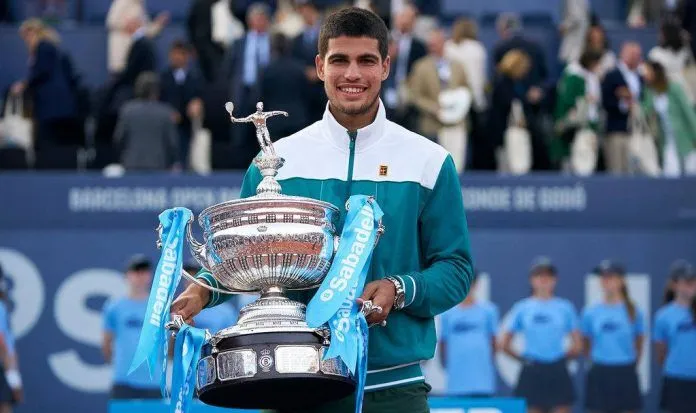 Carlos Alcaraz con el Trofeo del Godó 2022