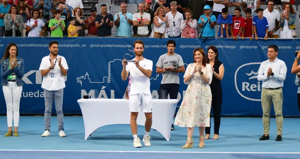 Lestienne recoge el premio de campeón de manos de Margarita del Cid