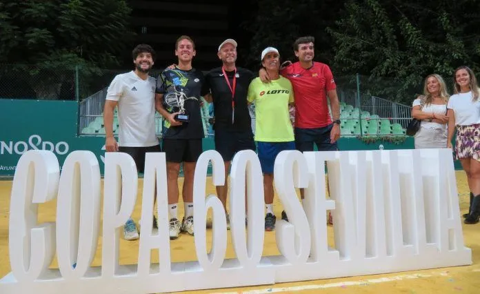 Carballés con su equipo Copa Sevilla ATP Challenger 125