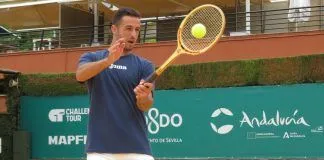 Javi Barranco probó la raqueta campeona de la Copa Sevilla de 1963: “Es una locura” Javi Barranco probó la raqueta campeona de la Copa Sevilla de 1963