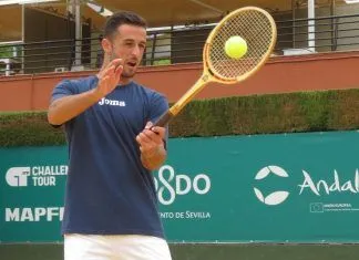 Javi Barranco probó la raqueta campeona de la Copa Sevilla de 1963: “Es una locura” Javi Barranco probó la raqueta campeona de la Copa Sevilla de 1963