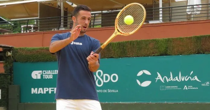 Javi Barranco probó la raqueta campeona de la Copa Sevilla de 1963