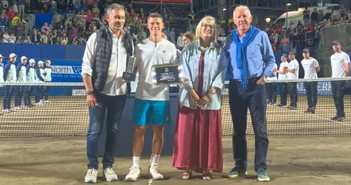 Entrega premio campeón Torneo BDO Tenis Playa Luanco 2024