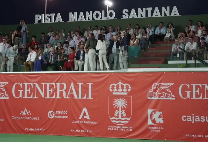 El tenis andaluz homenajea a Manolo Santana bautizando la pista central de El Pandero con su nombre