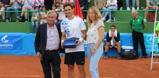 David Ferrer se retira lesionado en la semifinal de la II Copa Leyendas; el Club Tenis Albacete lo homenajea por su carrera deportiva David Ferrer homenajeado por el club Tenis Albacete Copa Leyendas