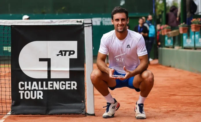 Carlos Taberner, con el trofeo de campeón ATP Challenger Costa Cálida Región de Murcia