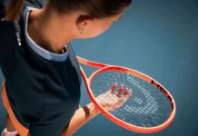 Libera tu energía y mejora tu rendimiento en tenis jugador de tenis concentrado entre puntos trabajando su enfoque mental
