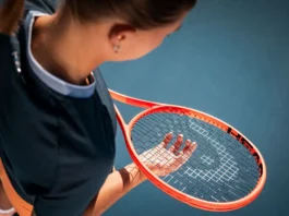 Libera tu energía y mejora tu rendimiento en tenis jugador de tenis concentrado entre puntos trabajando su enfoque mental