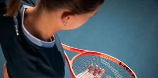 HEAD presenta la nueva serie de raquetas Radical 2025: Precisión y efecto en cada golpe jugador de tenis concentrado entre puntos trabajando su enfoque mental