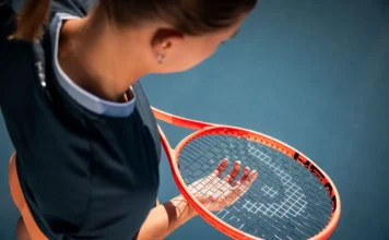 Libera tu energía y mejora tu rendimiento en tenis jugador de tenis concentrado entre puntos trabajando su enfoque mental