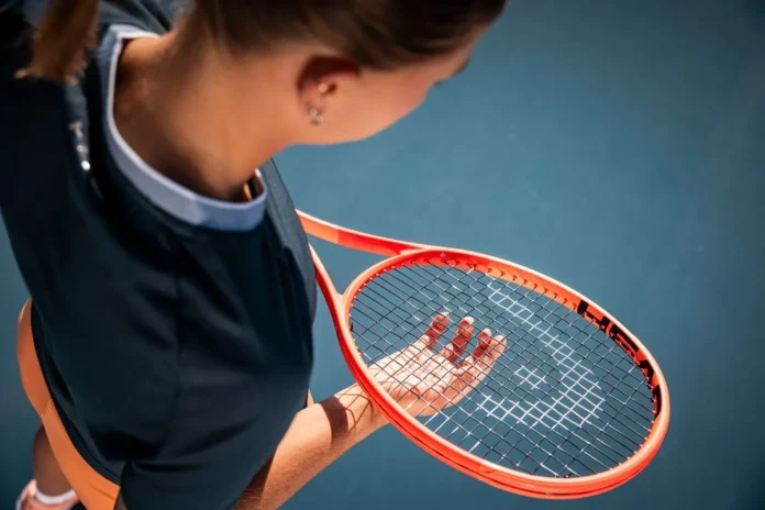 Concentración mental en partido de tenis jugador de tenis concentrado entre puntos trabajando su enfoque mental