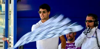 Alcaraz empuñó la bandera ajedrezada en Jerez Alcaraz ondea la bandera en la victoria de Álex Márquez en Moto GP en el Circuito de Jerez