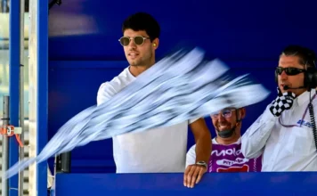 Alcaraz empuñó la bandera ajedrezada en Jerez Alcaraz ondea la bandera en la victoria de Álex Márquez en Moto GP en el Circuito de Jerez