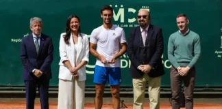 La ATP y la ITF destacan la organización del VI Challenger Costa Cálida en Murcia VI Challenger Costa Cálida en Murcia - Las autoridades posan con el ganador del torneo Carlos Taberner
