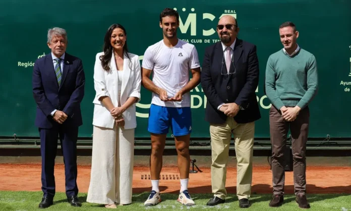 VI Challenger Costa Cálida en Murcia - Las autoridades posan con el ganador del torneo Carlos Taberner VI Challenger Costa Cálida en Murcia - Las autoridades posan con el ganador del torneo Carlos Taberner