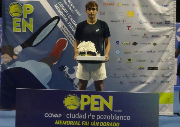 Daniel Mérida con trofeo Open Ciudad Pozoblanco 2025 Daniel Mérida campeón Open Ciudad Pozoblanco 2025
