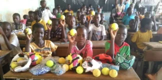Los aplicados escolares de Bantia, en Bogandé, recibieron con ilusión el material deportivo de Amaif Amaif Burkina Faso