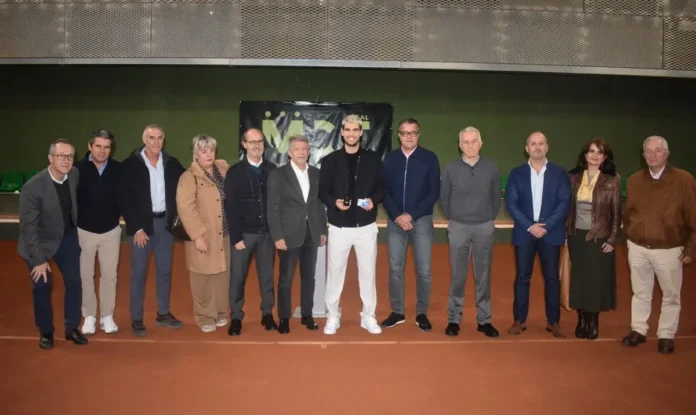Carlos Alcaraz recibe la Insignia de Oro del Real Murcia Club de Tenis 1919
