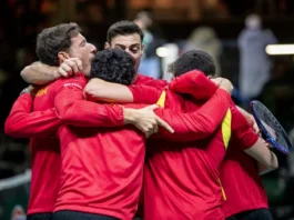 Épica Batalla: España Supera a Alemania y Sella su Pase a la Final de la Copa Davis 2025 Jugadores españoles celebran en el centro de la pista el pase a la final de Copa Davis 2025 tras vencer a Alemania.