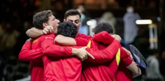Épica Batalla: España Supera a Alemania y Sella su Pase a la Final de la Copa Davis 2025 Jugadores españoles celebran en el centro de la pista el pase a la final de Copa Davis 2025 tras vencer a Alemania.