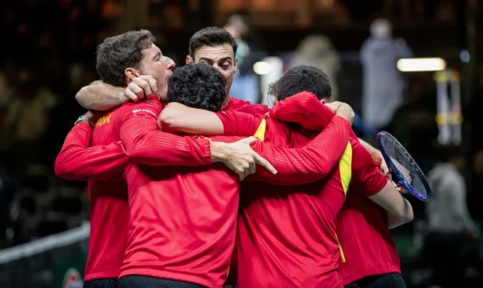 Jugadores españoles celebran en el centro de la pista el pase a la final de Copa Davis 2025 tras vencer a Alemania.