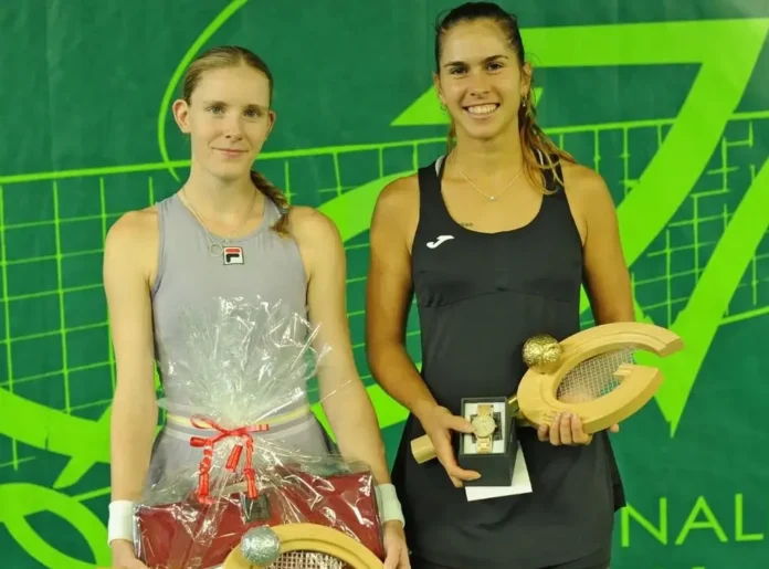 Eva Guerrero posando con el trofeo del ITF W50 de Ortisei