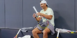 Vuelve Rafa Nadal un Año Después: Entrenamiento Especial con Alex Eala en la Academia Rafa Nadal sonriendo en un descanso del entrenamiento con Alex Eala en su academia de Manacor.
