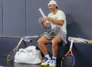 Vuelve Rafa Nadal un Año Después: Entrenamiento Especial con Alex Eala en la Academia Rafa Nadal sonriendo en un descanso del entrenamiento con Alex Eala en su academia de Manacor.