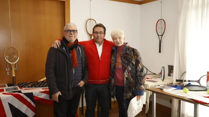 Exposición Raquetas con historia en el Club Mirasierra