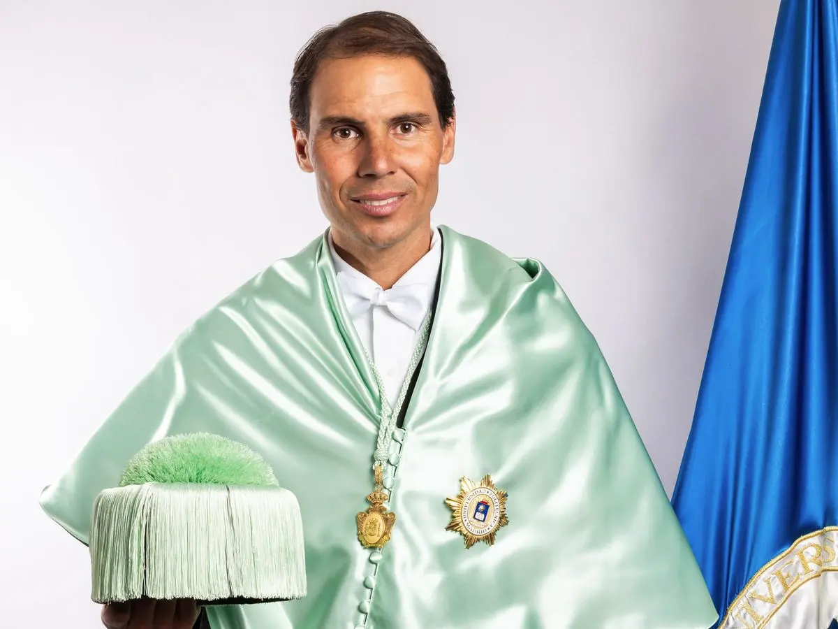 Nadal posa con la muceta y el birret