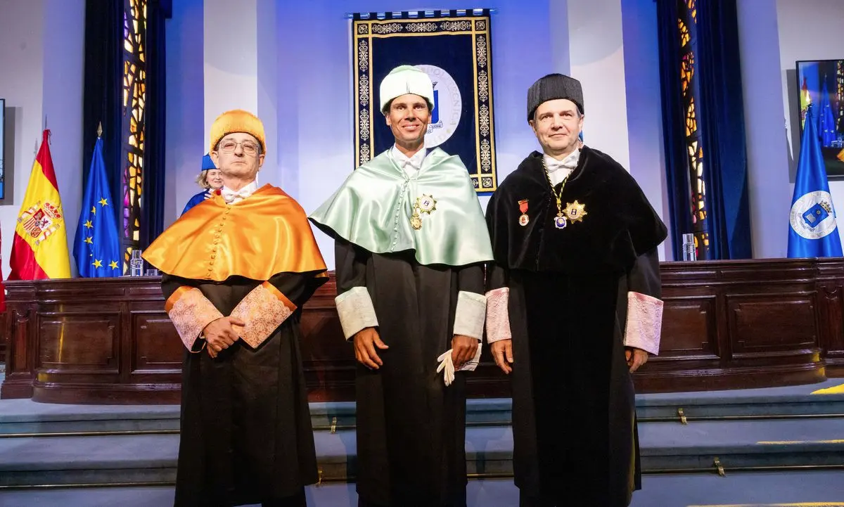 Rafa Nadal con la muceta y el birrete tras recibir el doctorado honoris causa