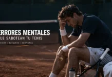 Errores mentales que sabotean tu tenis: qué hacer cuando la cabeza no acompaña jugador de tenis reflexionando durante un partido tras cometer un error