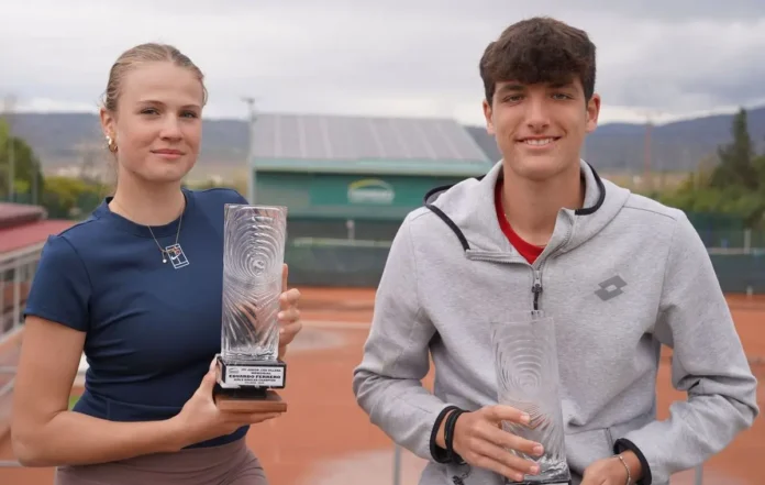 Mariella Thamm y Raffaele Ciurnelli con los trofeos del ITF J300 Villena