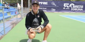 Nadia Podoroska resurge en Madrid: campeona del ITF Brezo Osuna Nadia Podoroska con el trofeo en la pista central del Club Brezo Osuna.