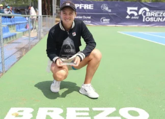 Nadia Podoroska resurge en Madrid: campeona del ITF Brezo Osuna Nadia Podoroska con el trofeo en la pista central del Club Brezo Osuna.