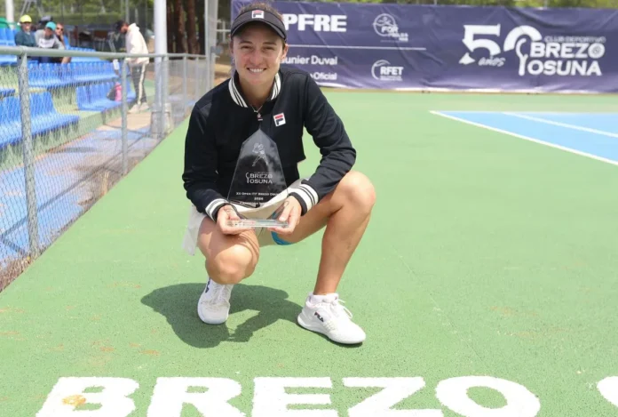 Nadia Podoroska con el trofeo en la pista central del Club Brezo Osuna.