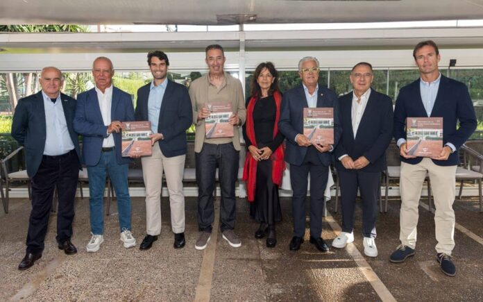 Presentación del libro Historia de la Copa Faulconbridge David Castelló durante la presentación del libro Historia de la Copa Faulconbridge en el Club de Tenis Valencia